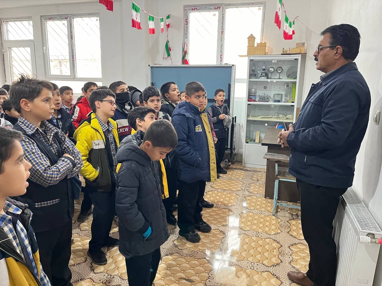 سخنرانی مدیر مدرسه در صف صبحگاه