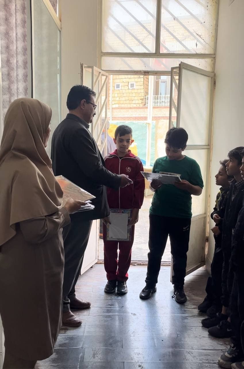 اهدای جوایز به پسران ادیب توسط مدیر مدرسه جناب اقای اسدی به مناسبت روز زمین پاک و دهه کرامت