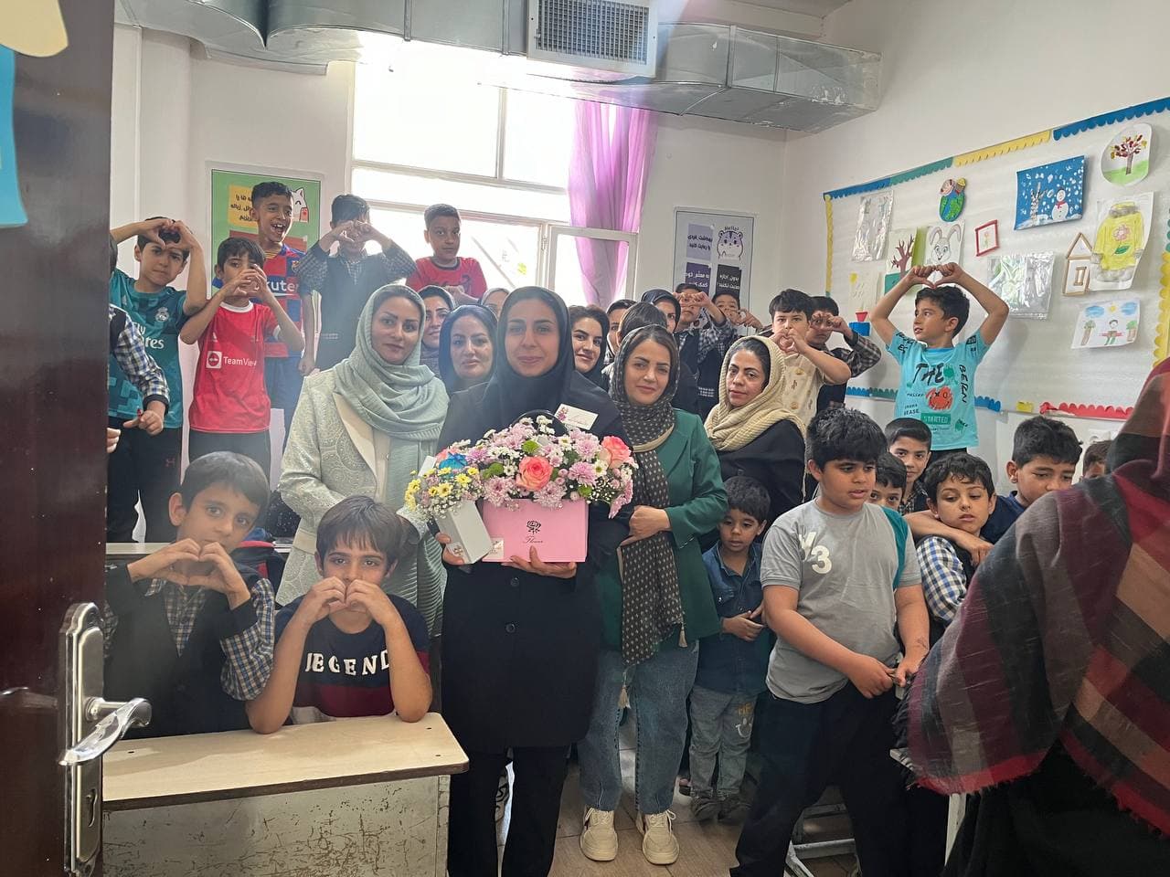 تشکر و قدردانی از معلم توسط دانش اموزان و اولیای بزرگوار در روز معلم